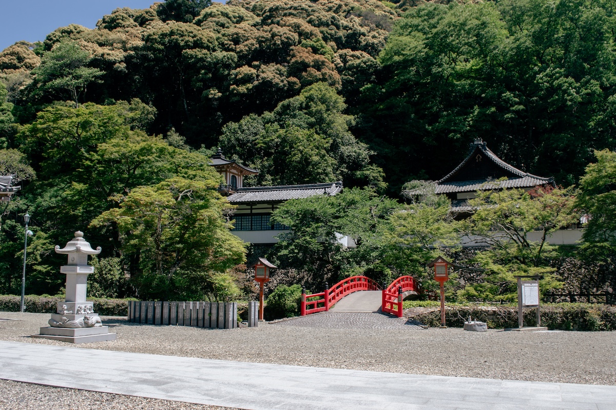 Minoh Park & Minoh Waterfall Guide: What to See, Best Visit Time & Local Tips