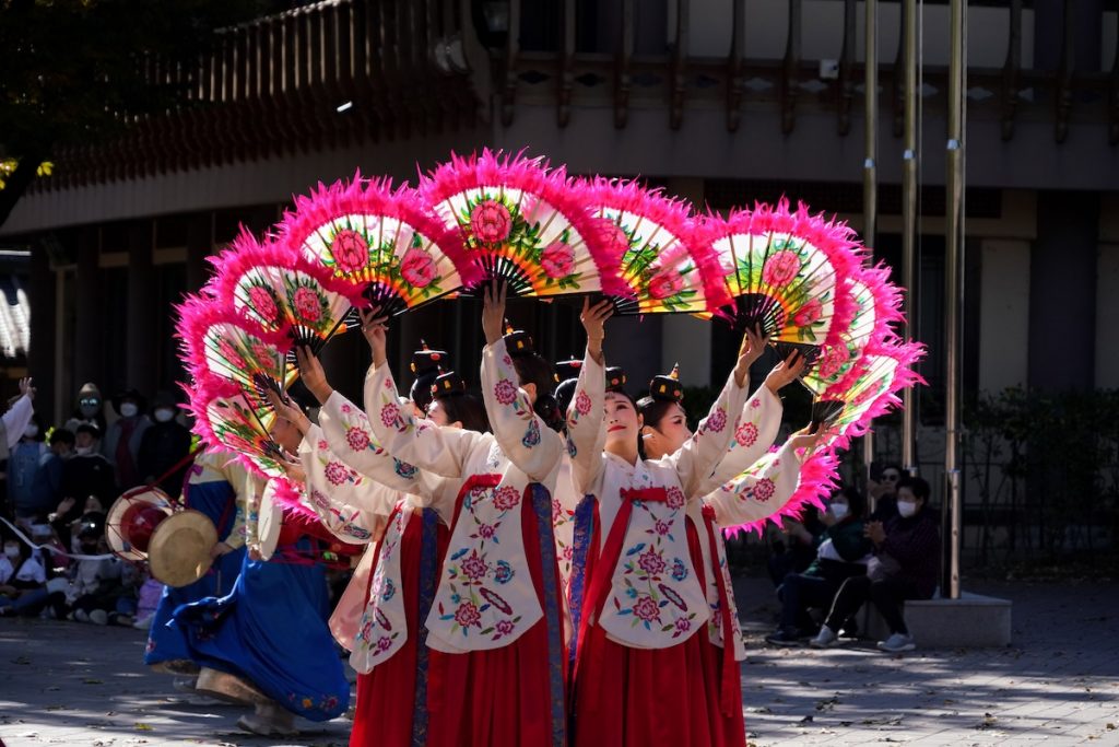 Korean festival fan performance